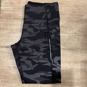 Excellent Condition Sz L Athleta Black Camo Rainier Legging